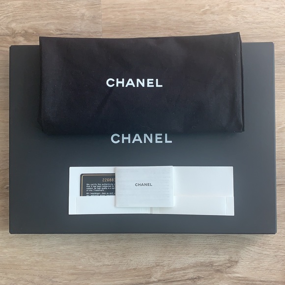 Chanel Le Boy large O Case in lambskin - Picture 8 of 13
